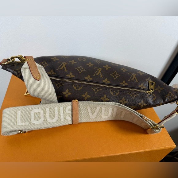 Sold somewhere else 
Louis Vuitton High Rise Bum bag Monogram Canvas - Picture 5 of 15